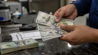 US Dollar Today Trades Steady as Markets Await Fresh Economic Data